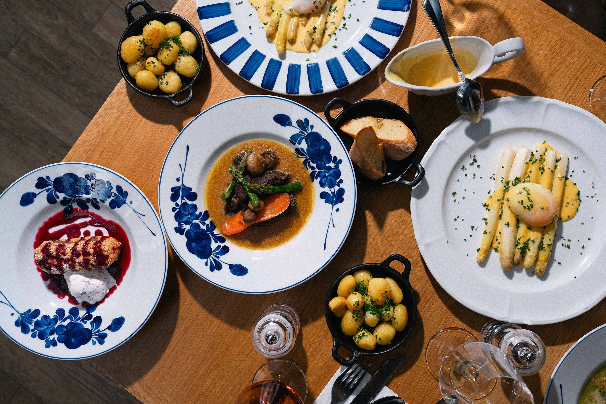 Květnové menu pražských restaurací projektu Tady chutná stojí na chřestu a návratu poctivé kuchyně